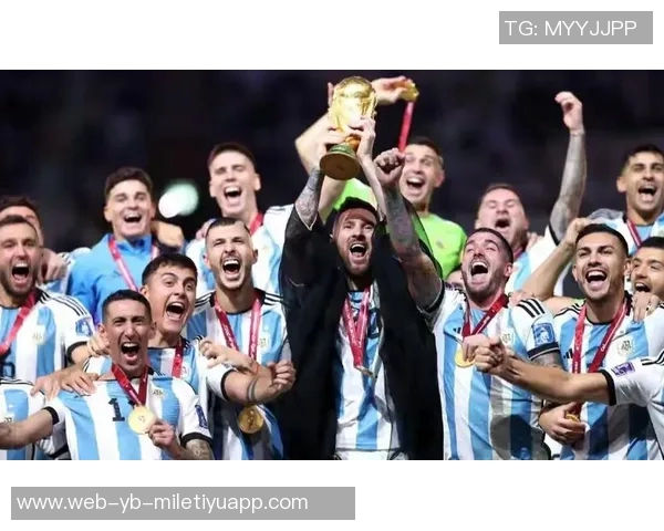 阿尔瓦雷斯与梅西迪马利亚合影庆祝世界杯夺冠三周年纪念